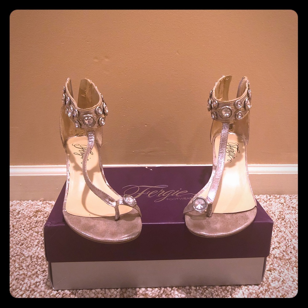 FERGIE GRAPEVINE T-SRAP SANDAL WEDGE